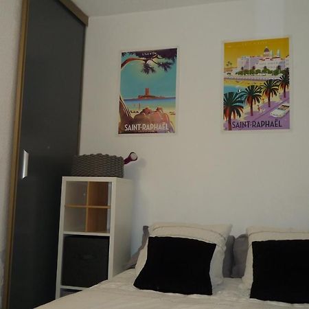 AppartementFrontDeMerSaintRaphaelSantaLucia Buitenkant foto